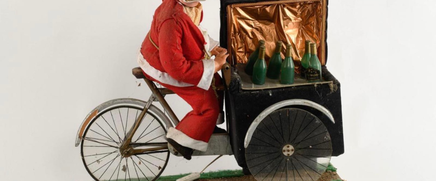 Le p&egrave;re no&euml;l sur son triporteur