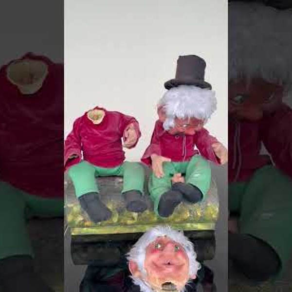 Deux lutins assis sur une b&ucirc;che (vid&eacute;o)