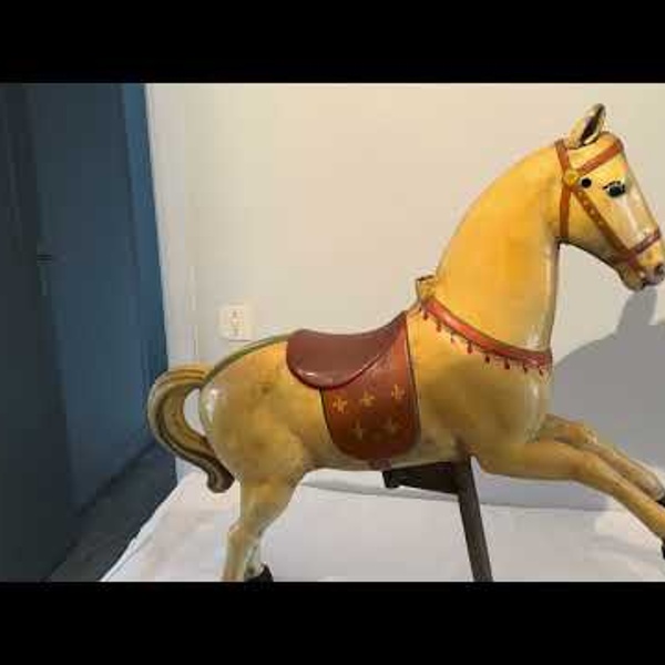 Petit cheval de man&egrave;ge cr&egrave;me (vid&eacute;o)