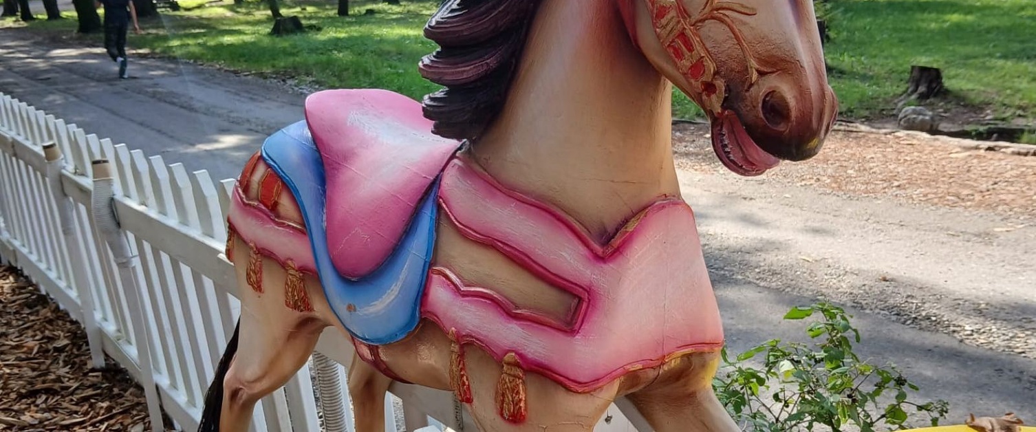 Sujet de man&egrave;ge cheval rose