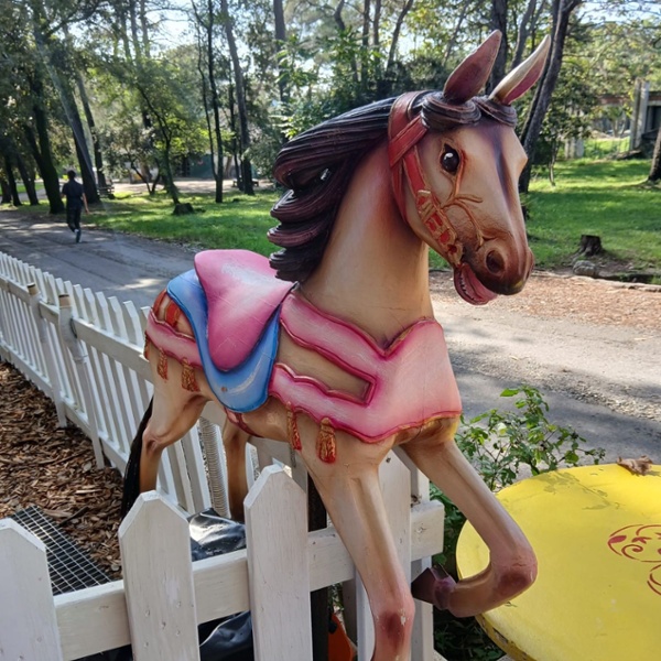 Sujet de man&egrave;ge cheval rose