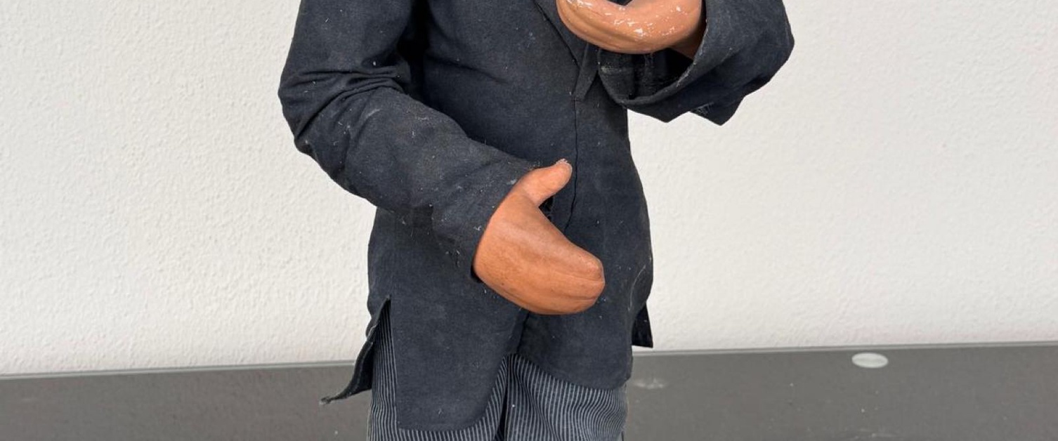 L'homme &agrave; la veste noire