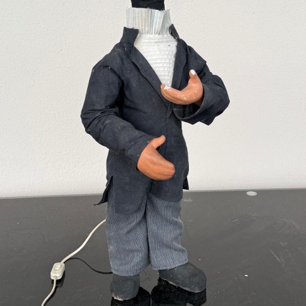 L'homme &agrave; la veste noire