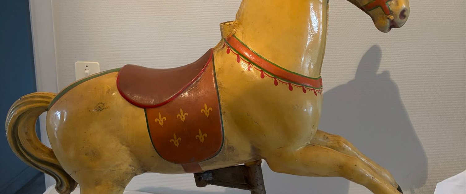 Petit cheval de man&egrave;ge cr&egrave;me