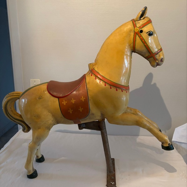 Petit cheval de man&egrave;ge cr&egrave;me