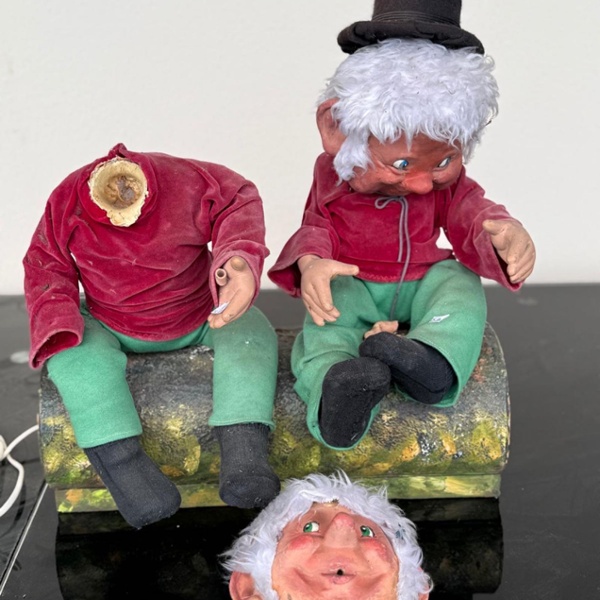 Deux lutins assis sur une b&ucirc;che